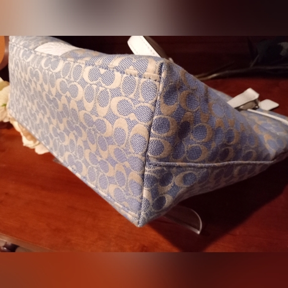 Coach Chambray Jacquard Tote. Color blue and ivory. With silver hardware. - Picture 6 of 11